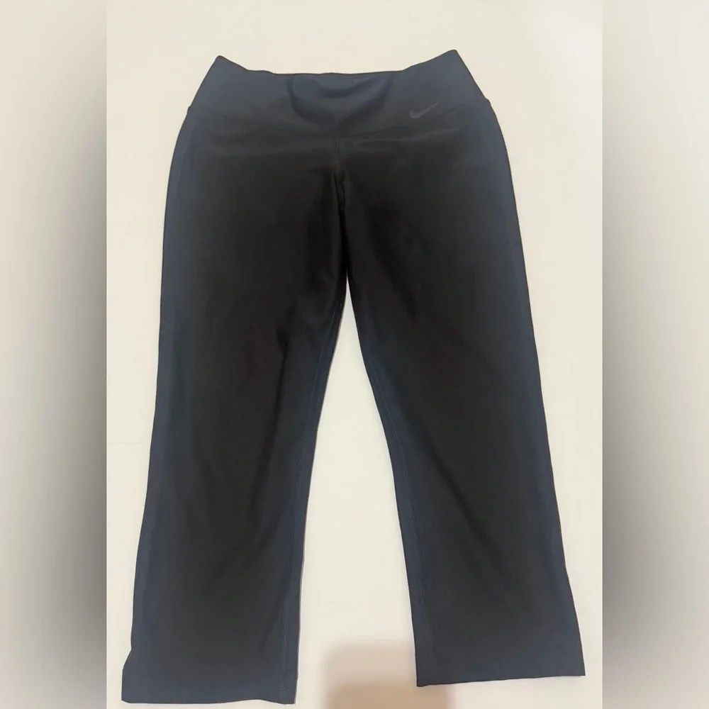 Nike Women’s Black Cropped Performance Leggings